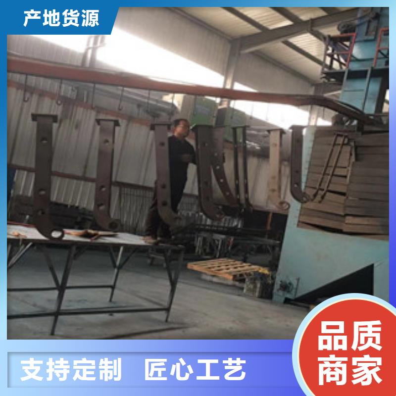 立柱不銹鋼復(fù)合管道路景觀護欄質(zhì)優(yōu)價保