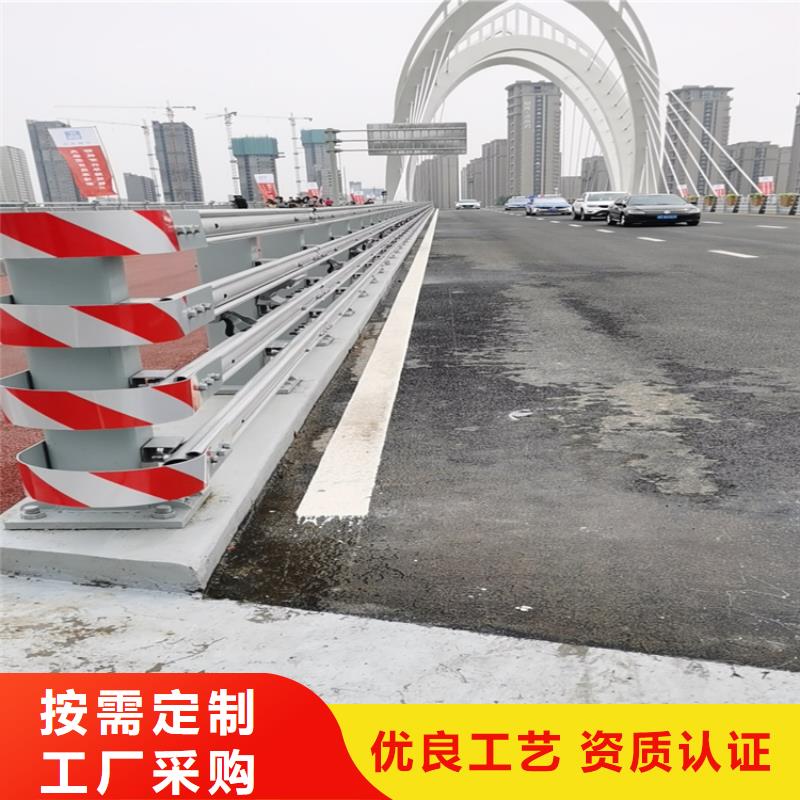 鋼板包廂橋梁防撞護(hù)欄展鴻護(hù)欄長(zhǎng)期有賣