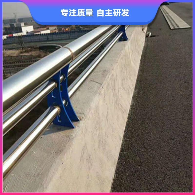 鋼管烤漆橋梁防撞護(hù)欄堅(jiān)固穩(wěn)定性好