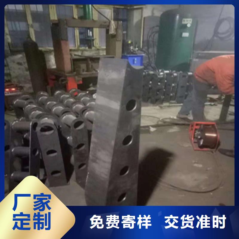 無縫管噴塑橋梁護(hù)欄品質(zhì)卓越源自展鴻護(hù)欄