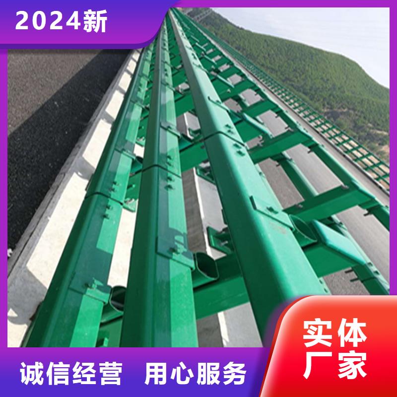 Q235B橋梁防撞護欄色彩鮮亮表面光潔展鴻護欄質(zhì)量可靠