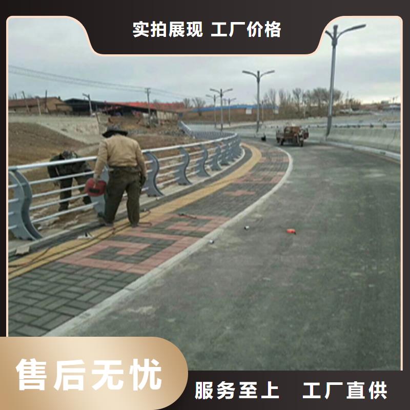Q235B橋梁防撞護欄色彩鮮亮表面光潔展鴻護欄質(zhì)量可靠