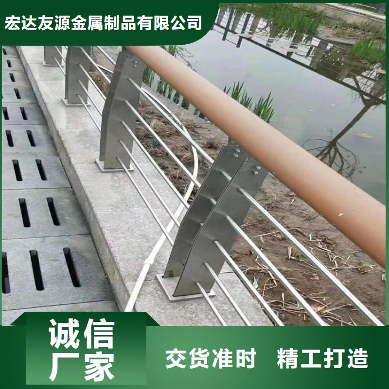 規(guī)格齊全的不銹鋼復(fù)合管道路護(hù)欄 生產(chǎn)廠家