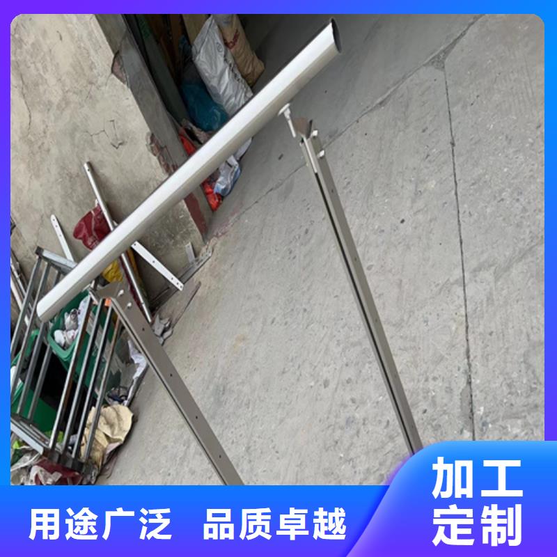 有現(xiàn)貨的木紋轉(zhuǎn)印景觀護(hù)欄供貨商