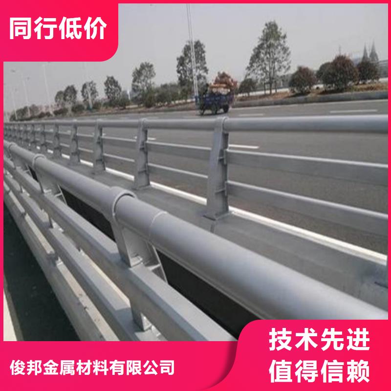  防撞護(hù)欄實拍品質(zhì)保障