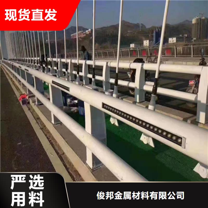 防撞護欄設(shè)備齊全支持定制