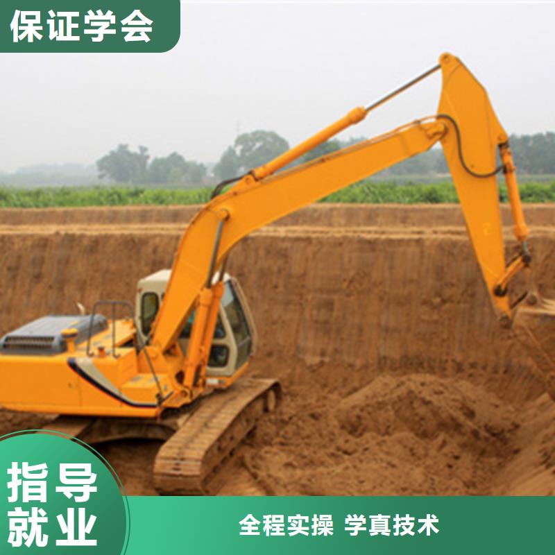 挖掘機鉤機學(xué)校實訓(xùn)為主軍事化管理封閉式校園