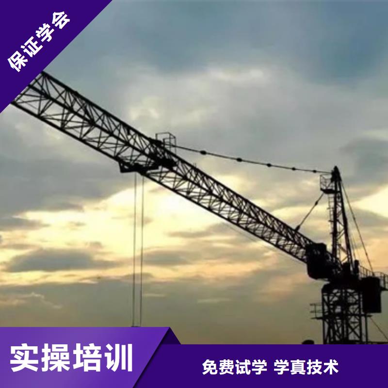 挖掘機(jī)挖鐃機(jī)學(xué)校簡(jiǎn)章哪里能學(xué)裝載機(jī)鏟車證