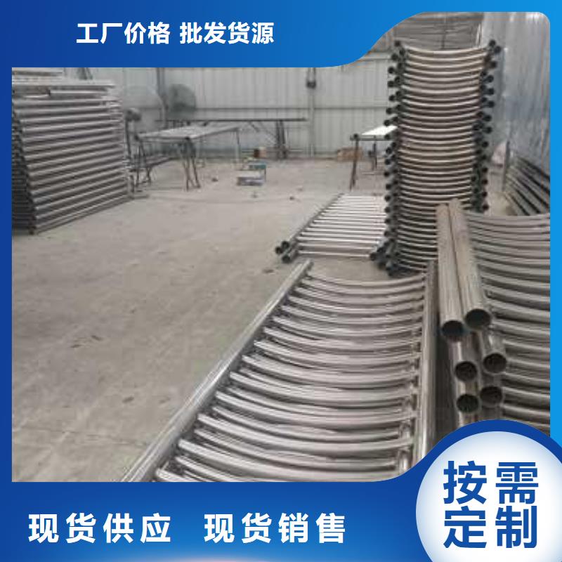 不銹鋼復(fù)合管防撞護(hù)欄-道路隔離欄廠家直銷放心