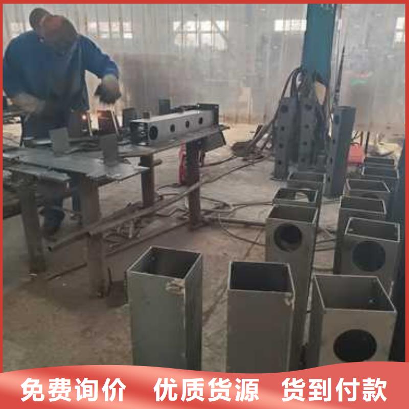 不銹鋼碳素鋼復合管護欄-國道抗沖擊圍欄使用壽命長久
