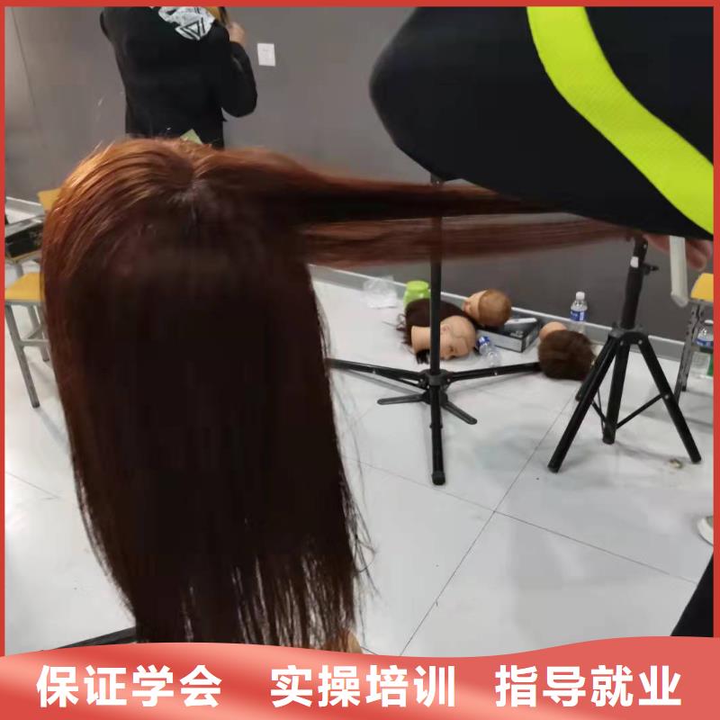 美發(fā)培訓(xùn)學(xué)校學(xué)汽修學(xué)修車的技校實(shí)操教學(xué)