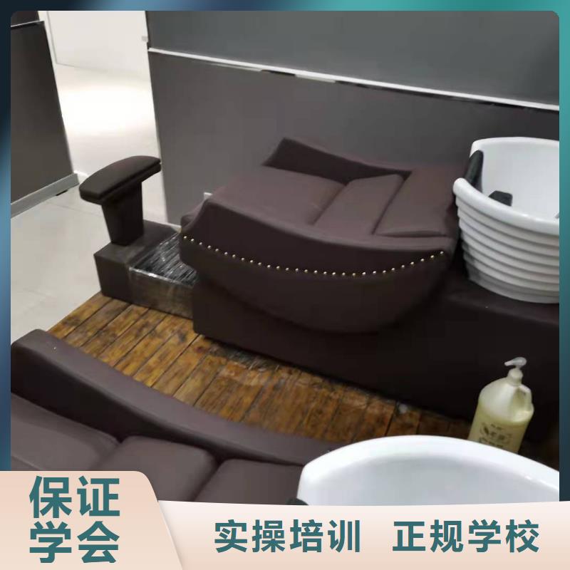 【美發(fā)培訓(xùn)學(xué)?！縚虎振挖掘機(jī)學(xué)校免費(fèi)試學(xué)