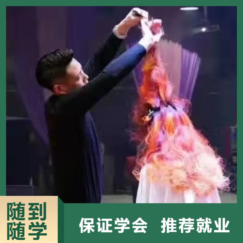 【美發(fā)培訓(xùn)學(xué)?！縚虎振挖掘機(jī)學(xué)校免費(fèi)試學(xué)