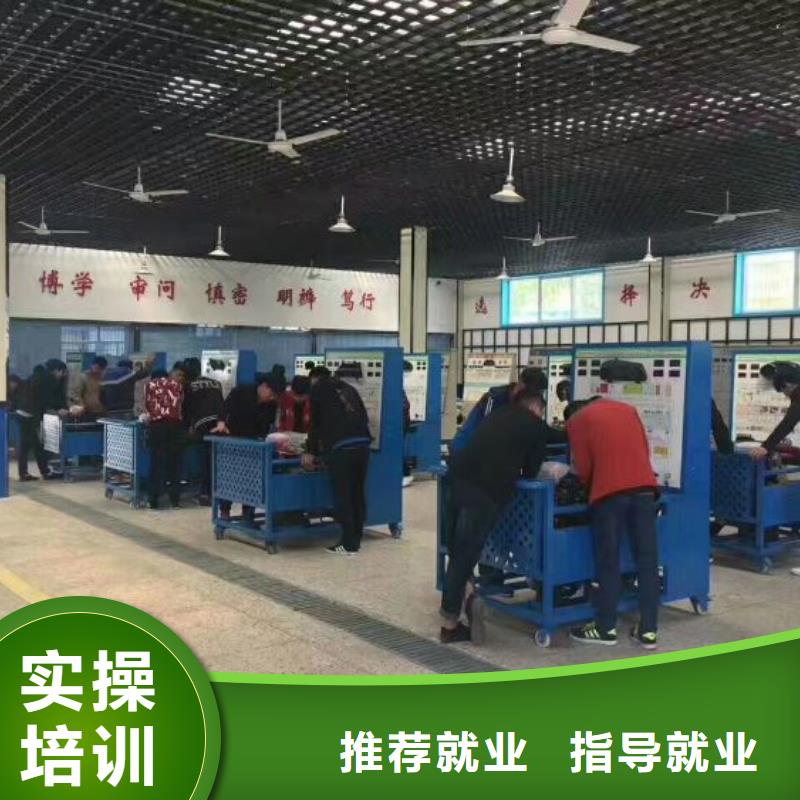 汽修培训学校_虎振挖掘机学校手把手教学