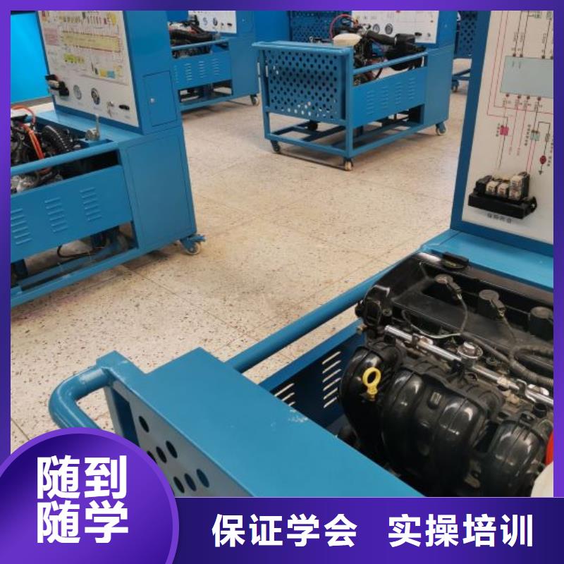 汽修培訓(xùn)學(xué)校_虎振挖掘機(jī)學(xué)校手把手教學(xué)