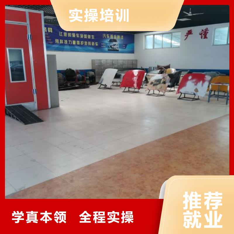 汽修培訓(xùn)學(xué)校_虎振挖掘機(jī)學(xué)校手把手教學(xué)
