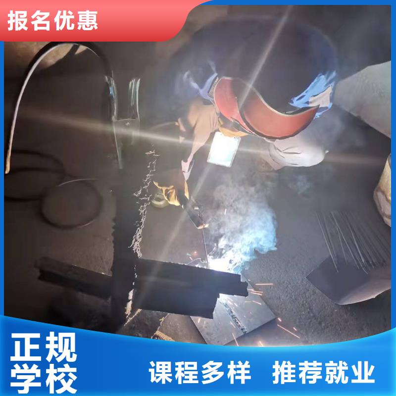 焊工学校虎振挖掘机实操教学