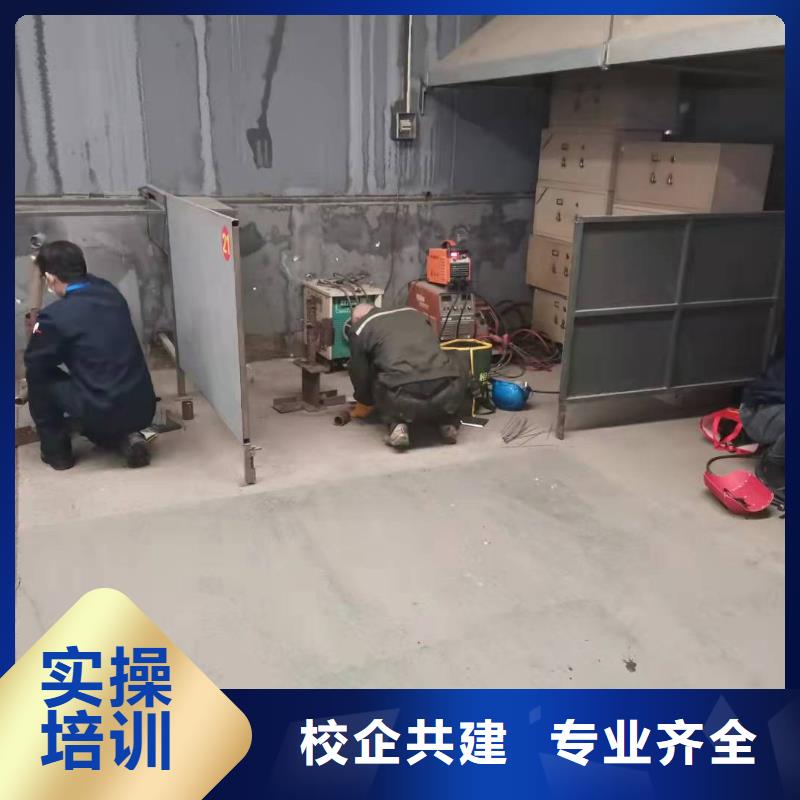 焊工學?；⒄裢诰驒C實操教學