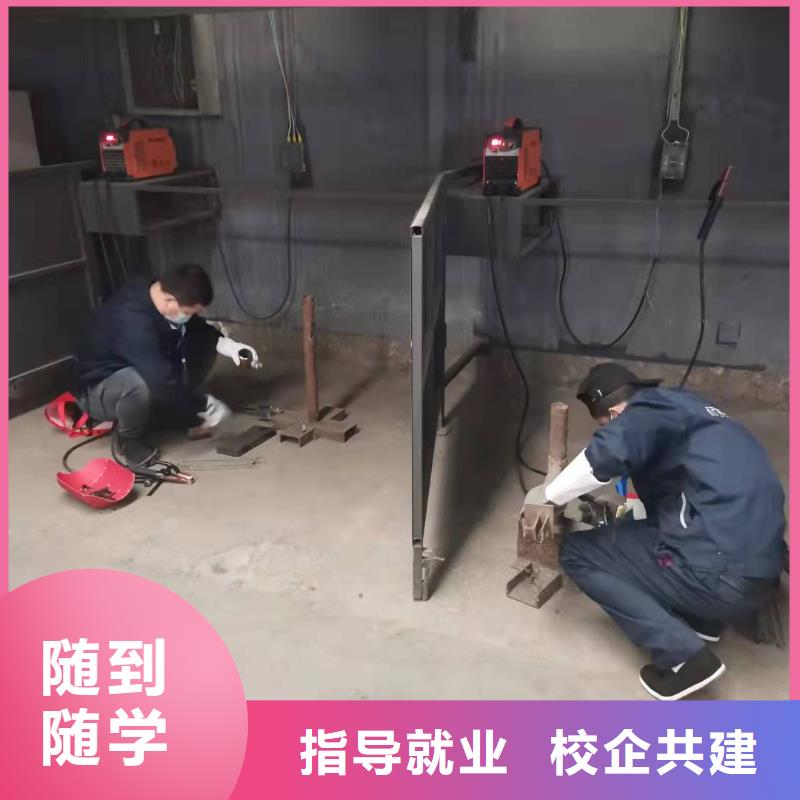 焊工学校虎振挖掘机实操教学