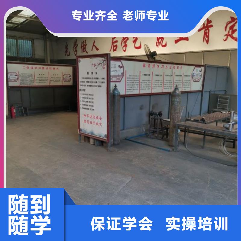 焊工学校虎振挖掘机实操教学