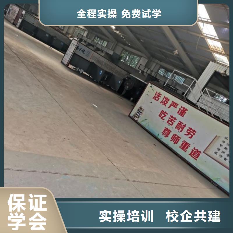 焊工学校虎振挖掘机实操教学