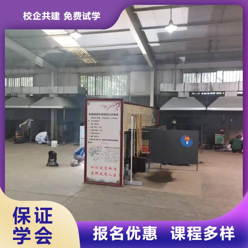 焊工学校虎振挖掘机实操教学