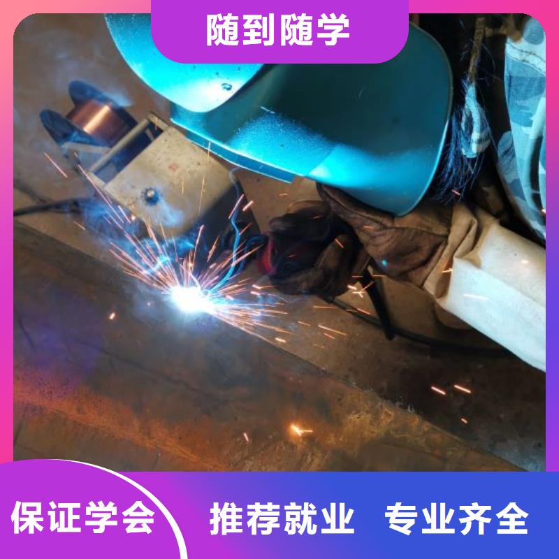 焊工学校虎振挖掘机实操教学