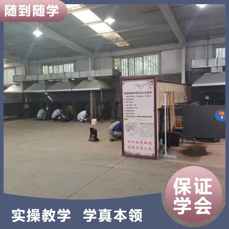 焊工学校虎振挖掘机实操教学