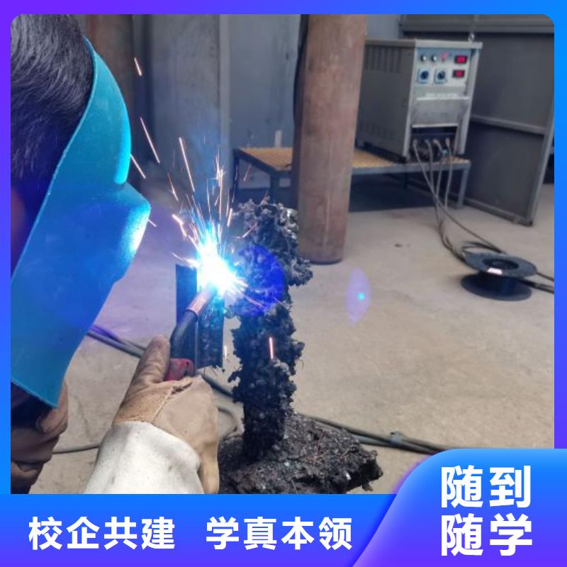 焊工学校虎振挖掘机实操教学