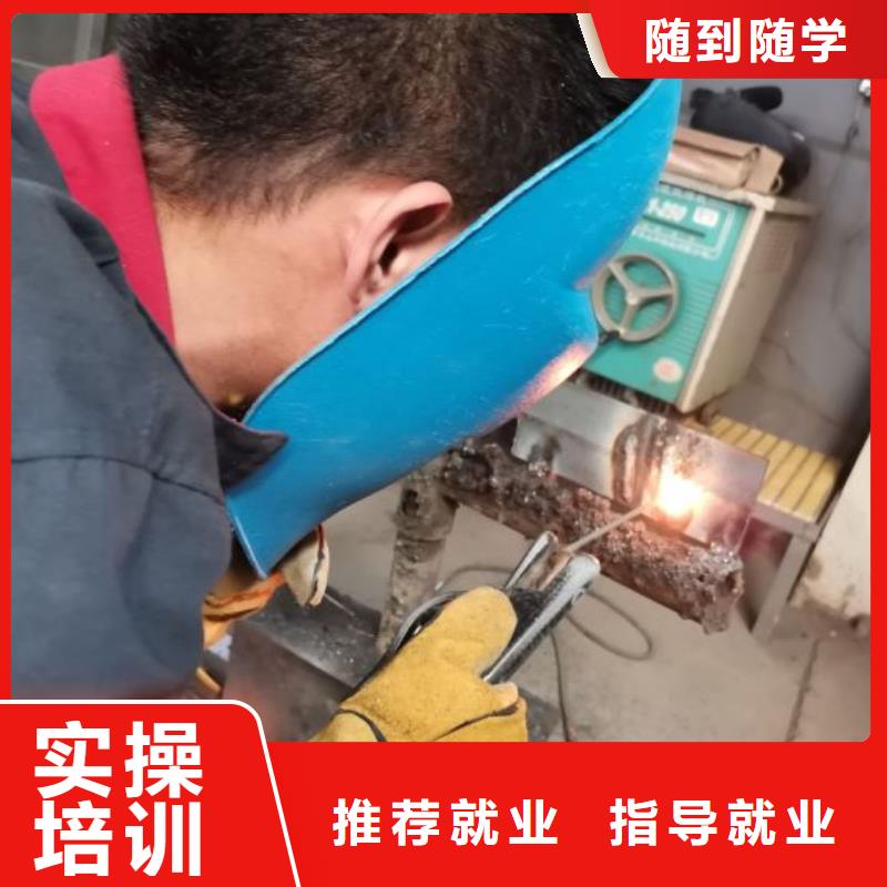 焊工学校虎振挖掘机实操教学