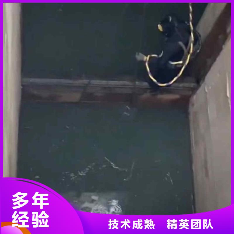 潛水員服務水下拆墻工程