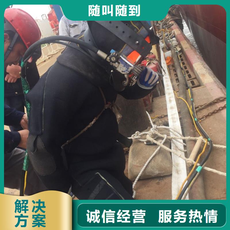潜水员水下作业队伍经验丰富