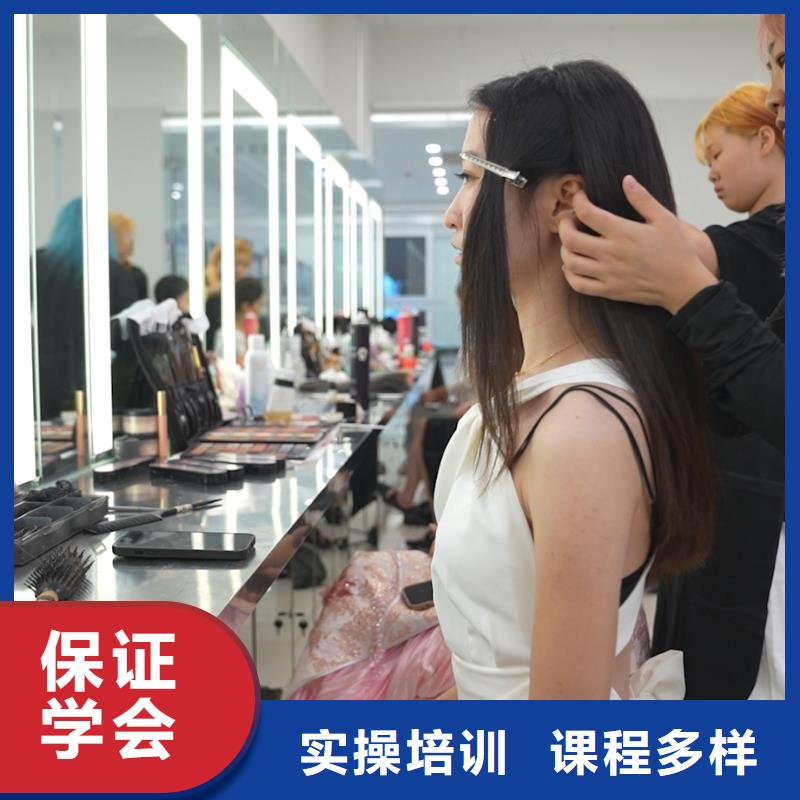 形象设计专业_形象设计三年制中专班实操教学